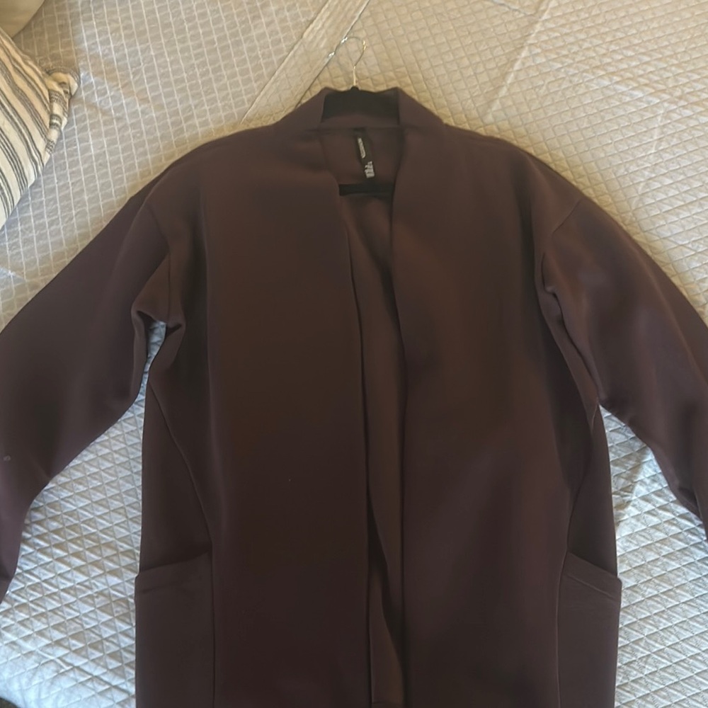 Mondetta Burgundy Sweater with Stand-Up Collar and Fitted Design